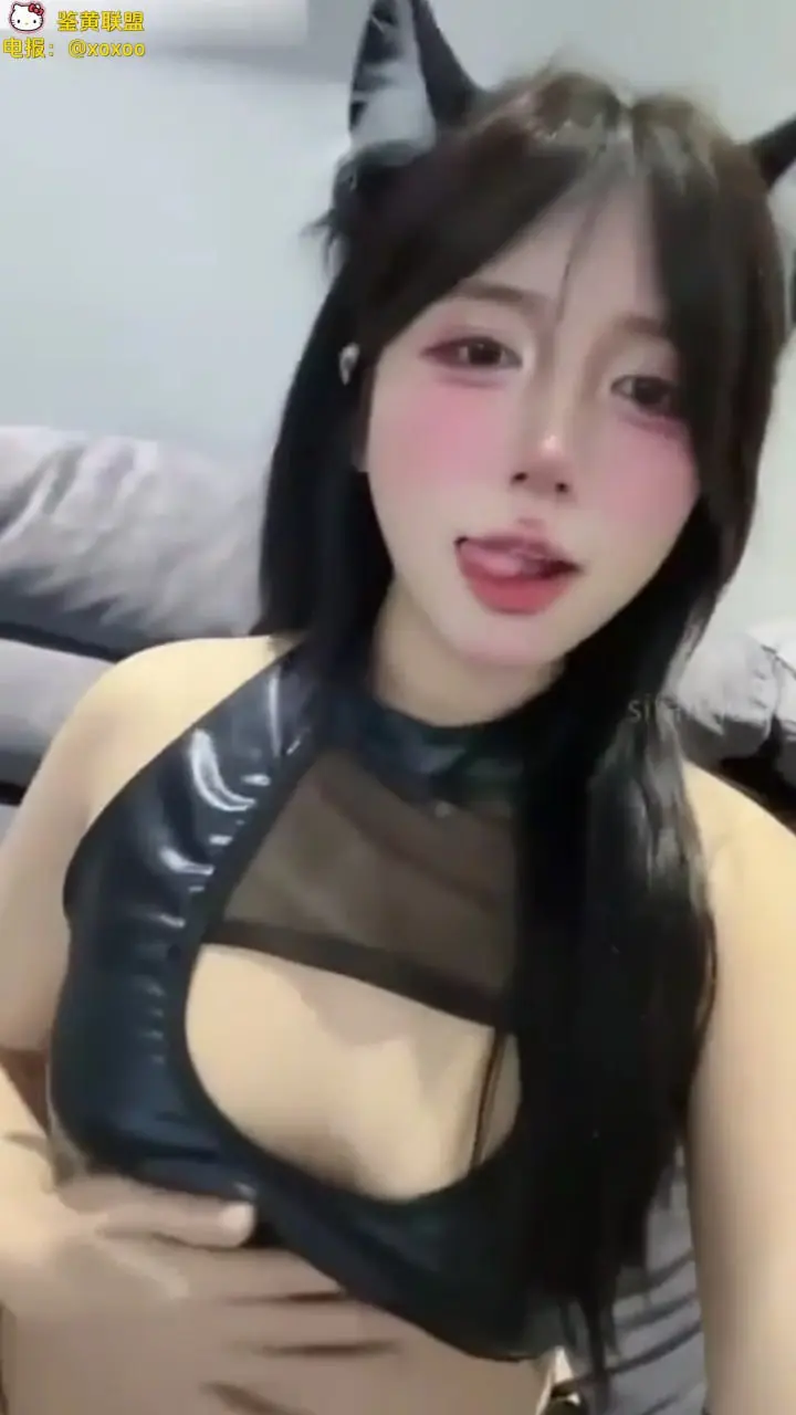 高颜值萝莉摇曳着硕大奶子自慰