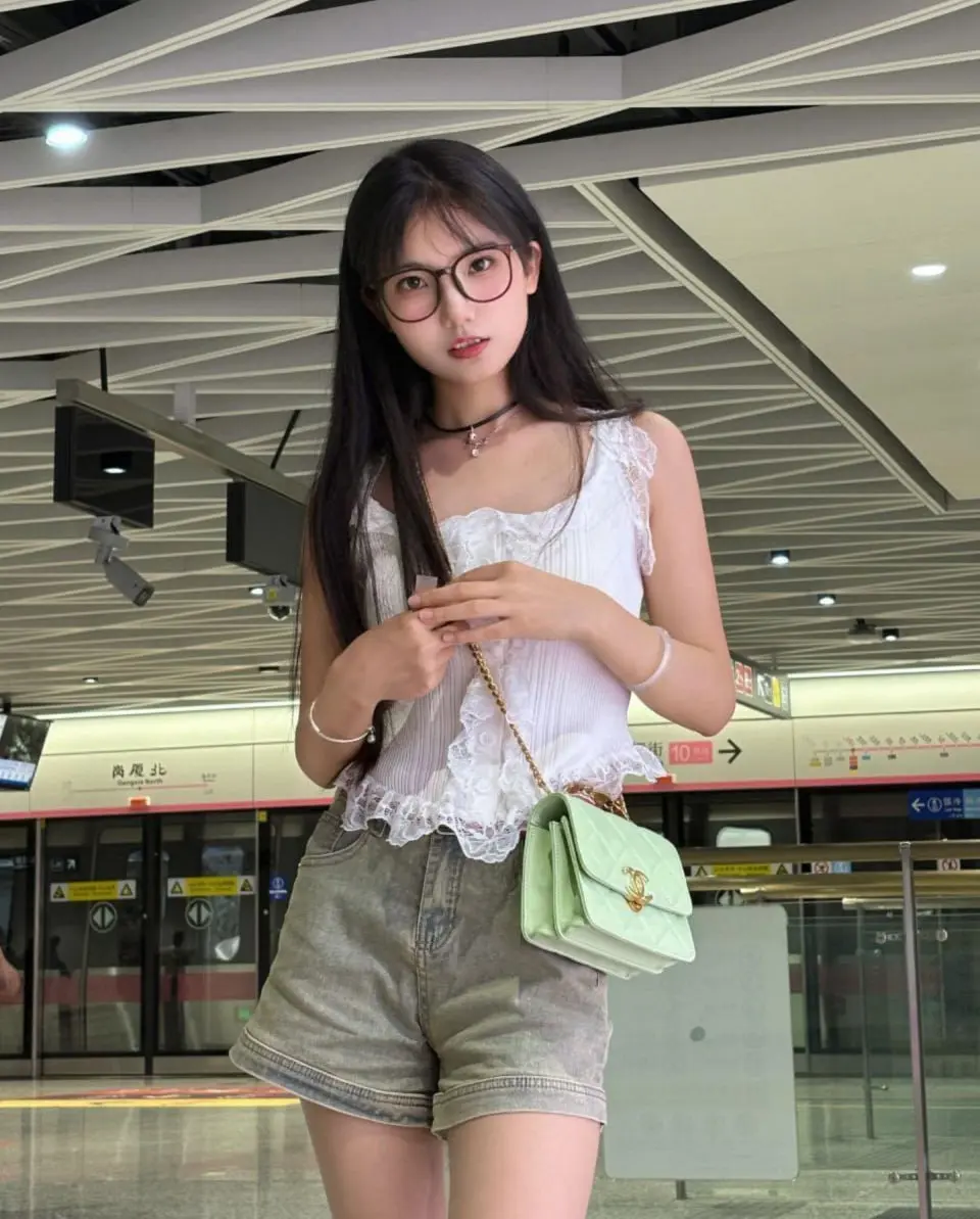 超甜可爱眼镜少女颜值挺高身材白嫩 就是有点贫乳