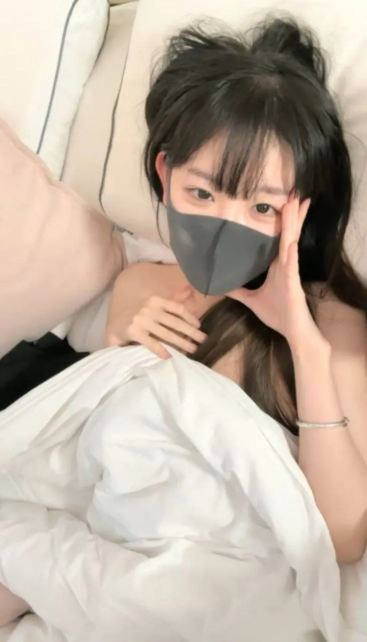 18岁纯欲少女萝莉下海，170CM高挑身材大长腿，非常嫩！