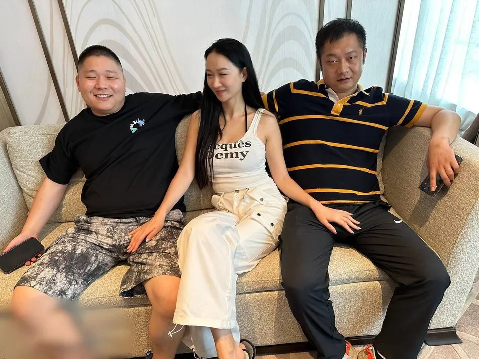 黑丝长腿骚批老婆，和单男一起露脸3P