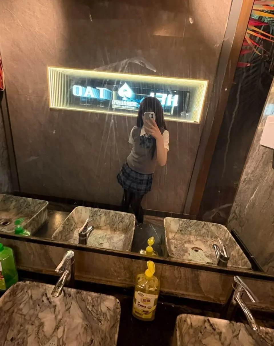 反差小骚货穿着JK黑丝酒店和男友无套做爱私密自录