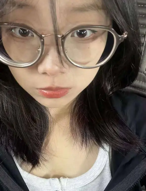 单纯眼镜大学生极度反差一面，脸穴同框地瓜自慰与炮友做爱自拍
