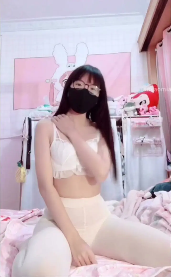 可爱萝莉自拍逼是真的粉嫩在宿舍偷偷插穴！！