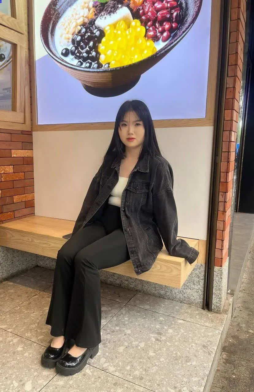 广东极品大长腿少女 私下曝光丝袜漏出小骚逼