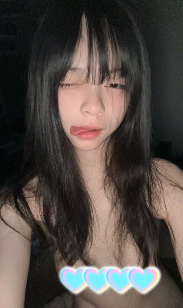 俏皮可爱的少萝小姐姐，颜值身材简直完美，一双炯炯有神的大眼睛超级可爱