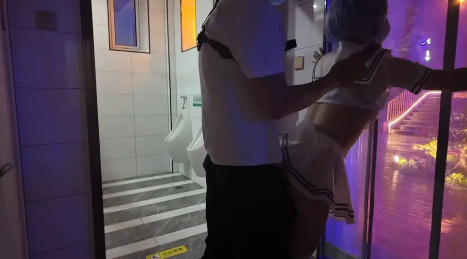 和反差母狗在公共厕所门口做爱