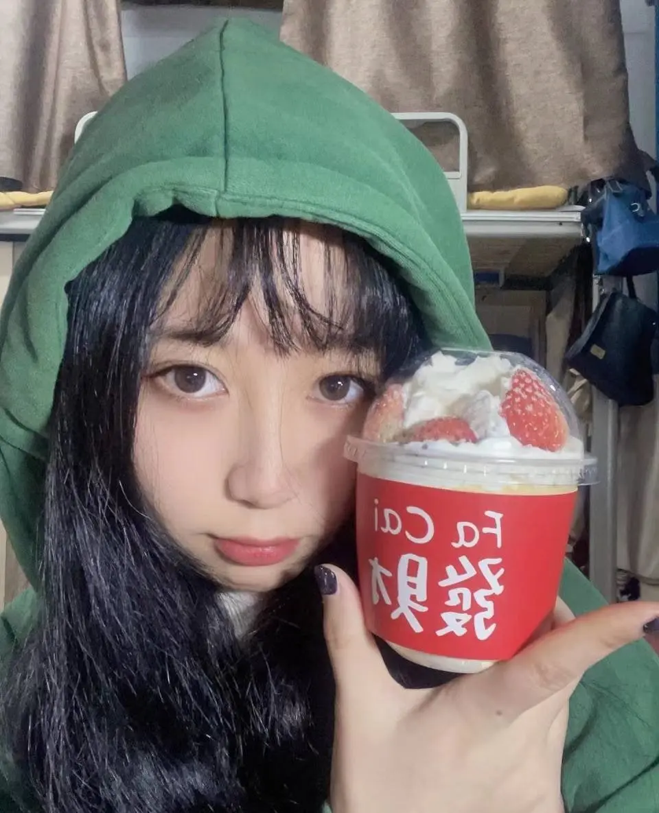 高颜值小学妹在校打扮的妖艳被学长拿下