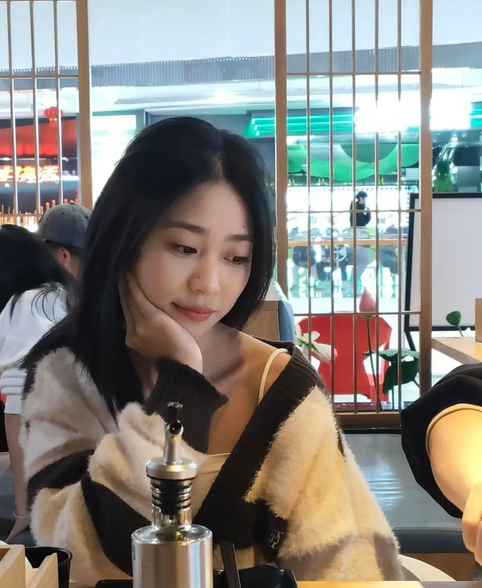 颜值超清纯的高校校花在校园里是个高冷女神