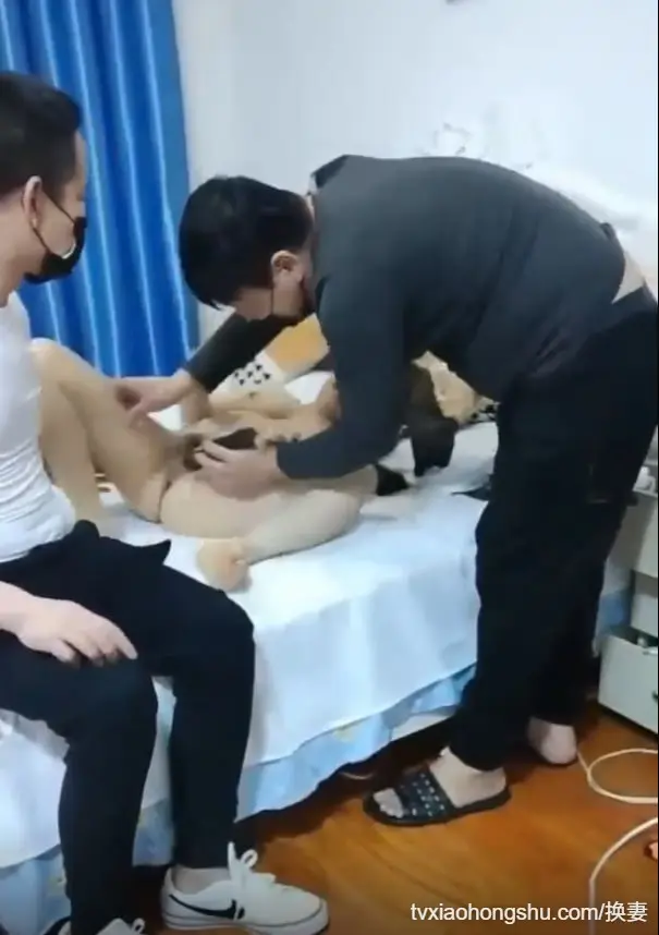 真实直播淫乱换妻4P