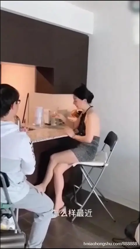母子乱伦·风雨犹存的妈妈被儿子性侵拿妈妈的内裤打飞机_被妈妈发现把妈妈扑倒在床就操看妈妈高潮喷水