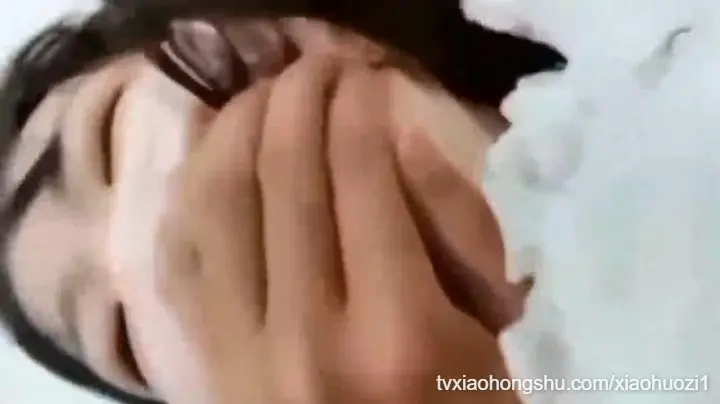 深夜钻进姐姐温暖的被窝