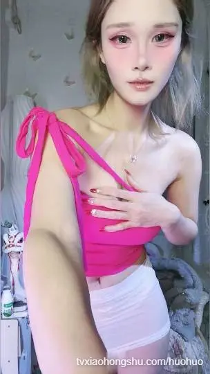 小仪酱酱，粉色蝴蝶结吊带热舞