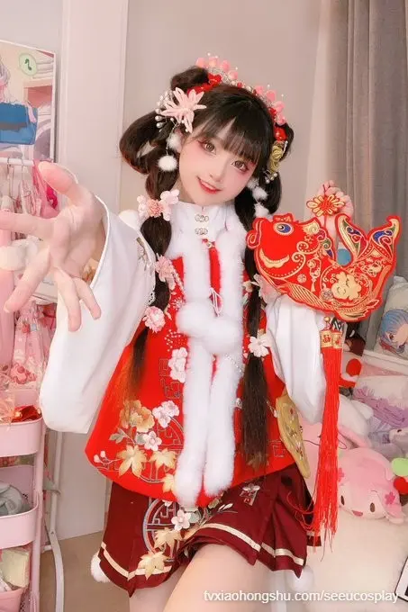 🥰今天是新年！  我穿了一件红色的汉服！🏮🧨