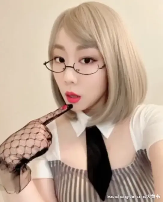 网红女神 淫荡剧情私拍 出门倒垃圾被邻居尾随强奸