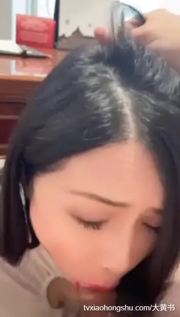 美少妇跪姿蹲在桌子底下帮我进行口交舔舐吞吐鸡巴，这画面实在是太骚了