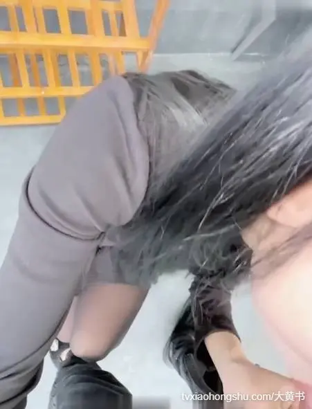 真实母子乱伦 风骚继母被儿子勾引 阳台上无套大屌粗暴打桩极品美鲍还差点被邻居发现 ！