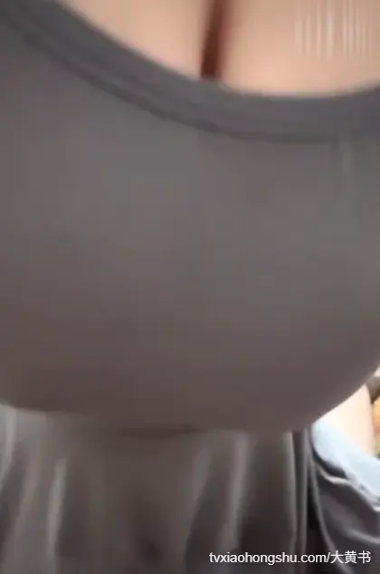 真实姐弟乱伦 漂亮姐姐叫我帮她解决，露出深不见底乳沟边口交诱惑勾引我 主动骑乘前后激烈摇动榨精 这谁