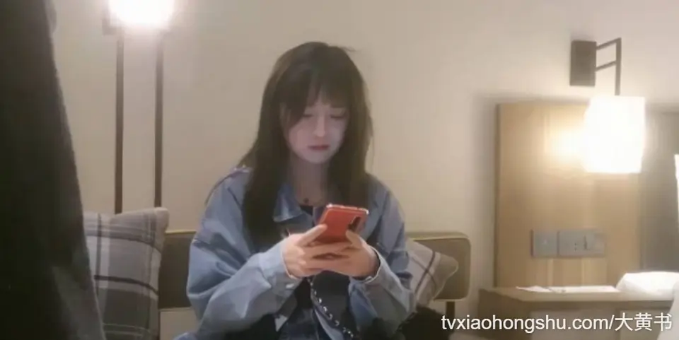 牛仔外套美女抠弄骚逼后跪姿蹲下帮我口交舔硬鸡巴用各种常用体位插入骚逼被抽插到高潮