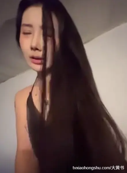 黑丝长腿御姐美女被我的大屌给操哭了，上位骑乘鸡巴拼命扭动想取悦我！
