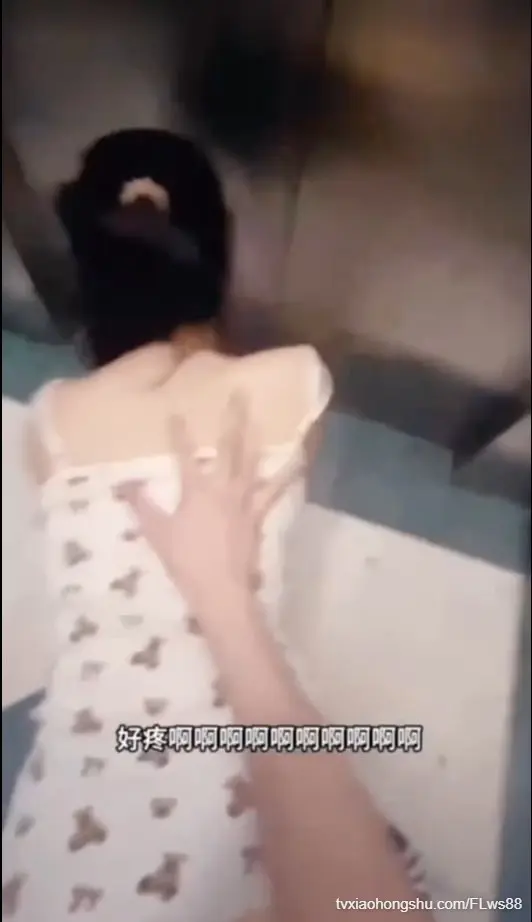意外看到妹妹手机 居然偷偷找了个男朋友 还被别的男人无套内射了