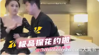 肤白貌美巨乳女神 二话不说跪姿深喉口交吃鸡 主动骑乘上位扭动 上下套弄撸管射精