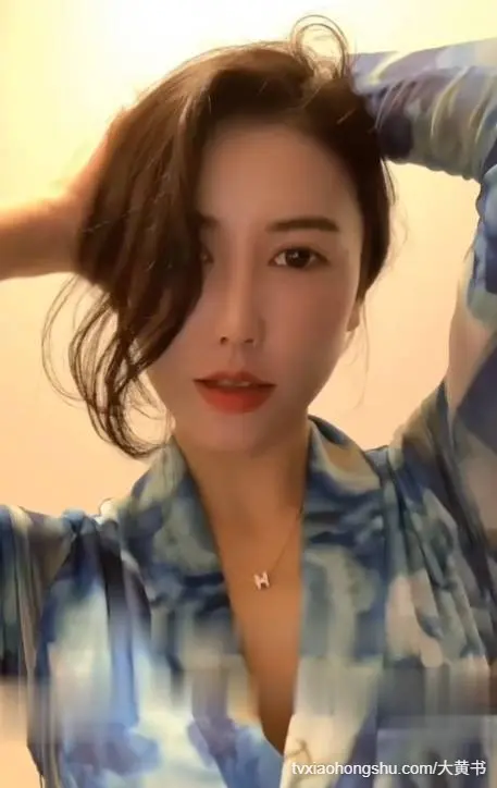 美艳的风骚妈妈是别人的母狗 3P抽插骚逼 足交 深喉口交