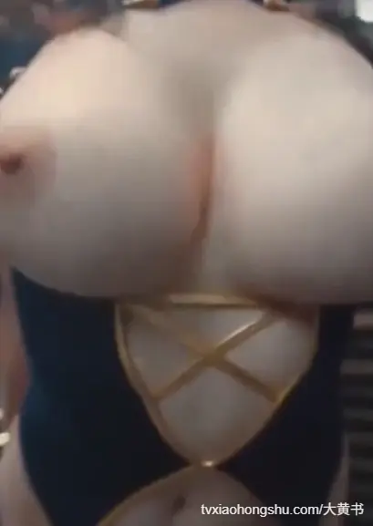 日本巨乳嫩模在电梯中激情做爱，嫩妹的奶子又大又圆随着抽插一晃一晃