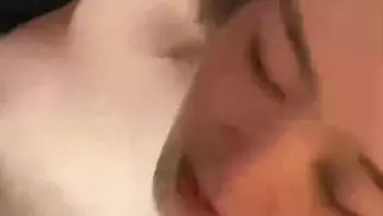 【8个男人都没让她高潮一次啊】1V8还有老头，长度不够进不去，只能让母狗口交，8个人准备轮流猛操到她高潮！