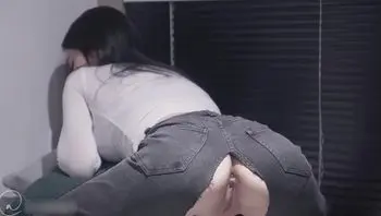 【极品身材】网约JK机车妹深夜一起飙车兜风，路上闲聊我说养了一只会翻跟斗的猫她吵着要看，结果被我带回出租屋对她下了毒手！