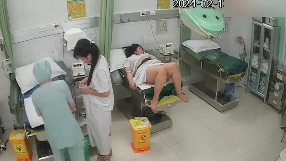 医院偷拍女大学生脱光裤子分开双腿等医生来做手术