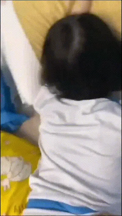 深夜把妹妹拉到马路上车震啪啪 动图预览