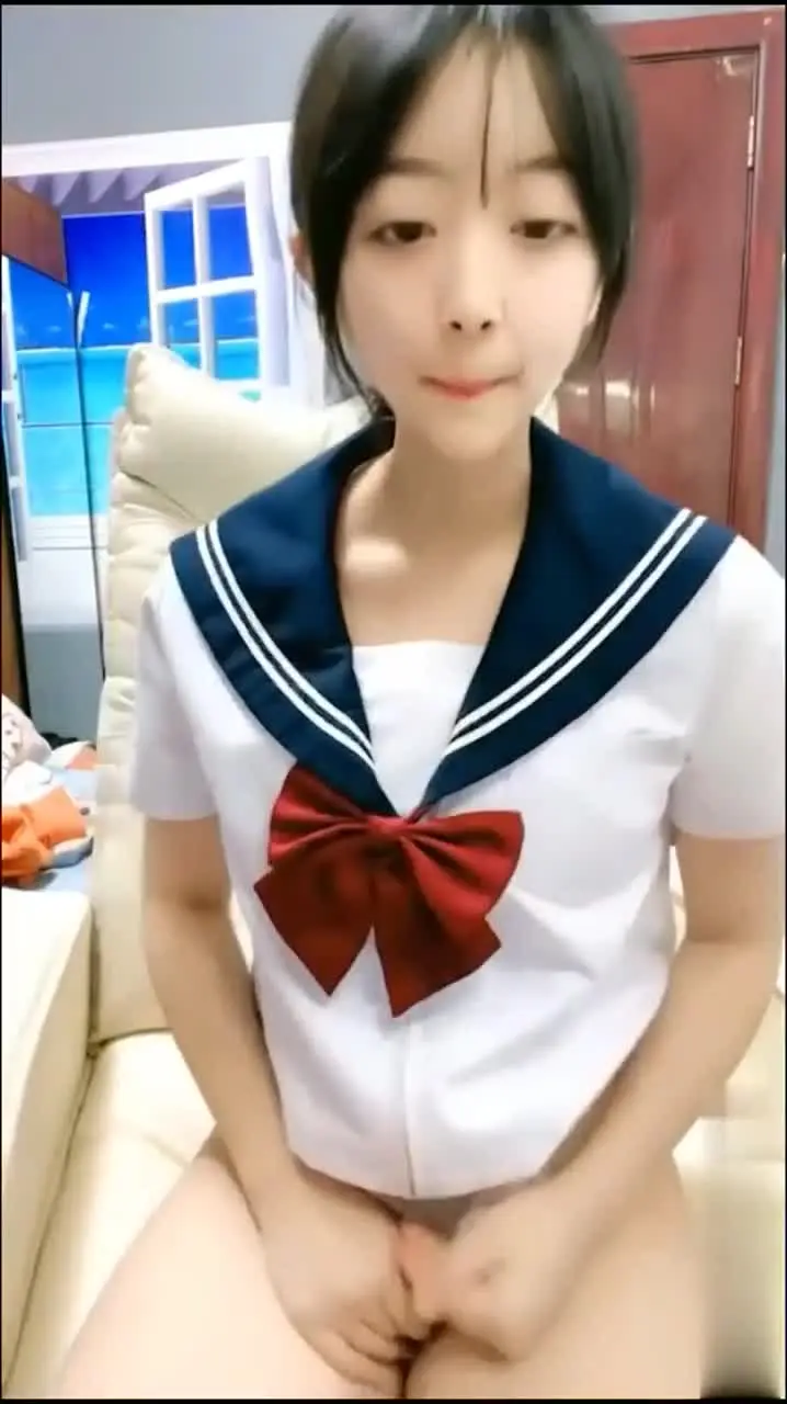 这个妹子好清纯扣逼自慰的样子好反差