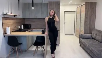 “我来帮你放松” - 非常性感的继母穿着紧身