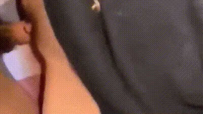 闯入姐姐房间强行撕开衣服揉搓奶子，按着姐姐把鸡巴插了进去伴随姐姐哭声疯狂抽插 动图预览