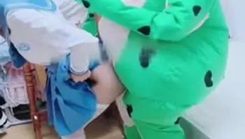 【cos萝莉】17岁双马尾学生，汉服装和青蛙做爱，肉丝足交，超嫩一线天被哥哥大肉棒强硬爆操,