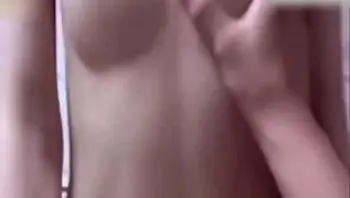 {兽父给女儿破处}趁老婆不在家兽父诱奸女儿拿走女儿第一次，毛都没长就被破处见红，真是禽兽不如！