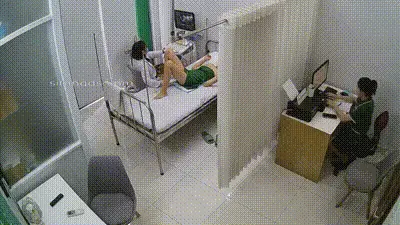 【记录美好生活】私人诊所监控泄密！白天看诊晚上泄欲！寂寞女医生值班自慰勾引男同事！ 动图预览