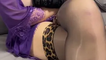 【我的极品丈母娘】老婆出轨被我发现后，我怒气冲冲的跑来她娘家准备闹事，可是只有丈母娘在，我愤怒的对丈母娘说了来龙去脉！谁料丈母娘穿着紫色战袍帮我泻火，还说给我操一次，就别追究她女儿出轨的事情了！