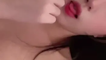 【美乳口交】姐姐的小洞真的是一天不插就不直溜！明知道我在外面配女友庆生，还明目张胆的发自慰视频给我看，留言我让我快点回去操她，差点被女友发现了！看着她喷了一床的水，我按捺不住顾不上女友生气，连忙跑回家直捣黄龙姐姐的小穴！