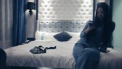 【七天极品探花】牛仔裤精致妹妹，架腿侧入腰间纹身亮眼，女上骑坐自己动 动图预览