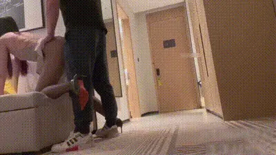 【淫荡大冒险】激情对白，逼里塞着玩具强制性要求外卖小哥拿出，忽悠勾引外卖小哥榨精口交做爱！ 动图预览