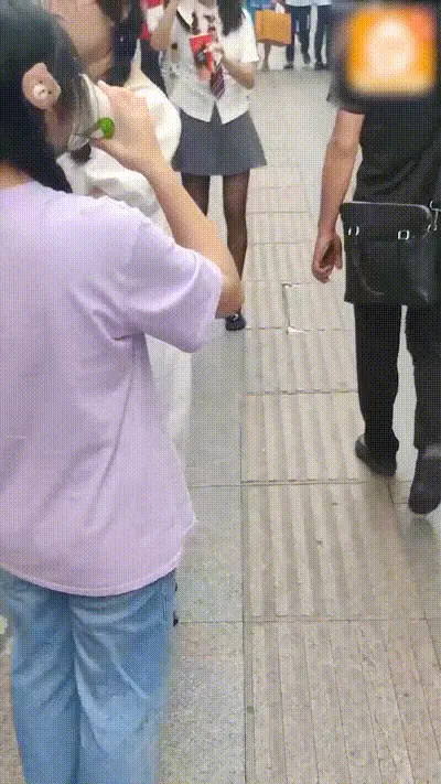 【商圈抄底】屁股坐镜头 无内美女美逼被偷窥 动图预览