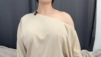 小姨子趁姐夫洗澡偷偷闯入，戴上姐姐的发箍