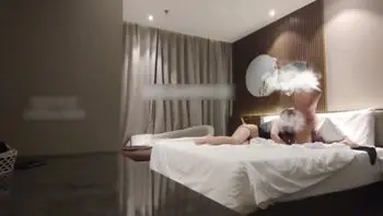 【你两个孩子都是顺产的吗？你持久度操我的人里拍前三】可以不戴套，但是也不能射里面奥，结果最后还是被强行内射了！这又是谁的妈妈，全程骚话不断！