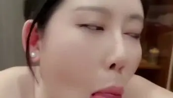 抖音巨乳网红，李雅最新大招与土豪大佬宾馆开房舌吻无套被
