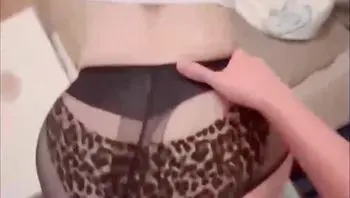操东莞酒吧现役舞女是什么体验？鸡巴插进会全自动转圈的屁股是什么享受，绝品丰臀细腰第一骚，你为什么不带套套就插进来了啊？还射我里面了（这种必须站起来蹬）