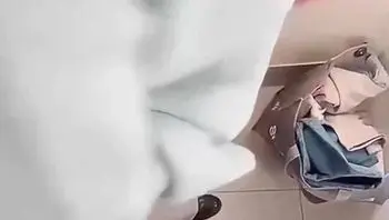 【商场试衣间和美女偷情，干到中途有人来换衣服，差点被发现了！】周末带小姐姐去商场逛街，第一次在商场做爱。简直太刺激了！只是在试衣间做爱的时候，别人来换衣服，差点把我鸡巴吓阳痿了！最后买了一套JK制服回家让小姐姐换上！操的时候还强烈要求喊我爸爸！