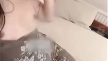 【你的鸡巴好长啊，顶到小姨的花心了】你射进来让小姨给你生宝宝，用手把小姨扣爽了直言小姨好想喷给你，满嘴骚话全程高能！