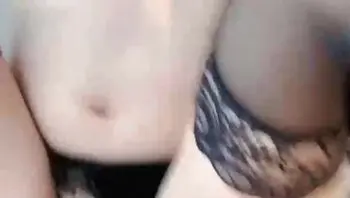 【超骚老婆露脸实拍】我出差老婆想操逼，我让她自己去找我朋友解决，拍视频发给我打飞机，搂着兄弟脖子叫老公，虽然老婆长得一般，但是真他妈骚啊！