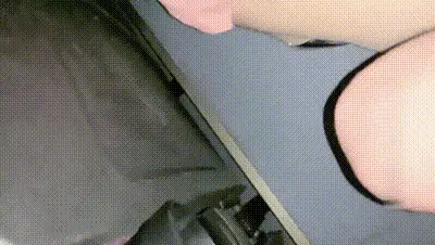 【真-电影院】带着刚调教好的气质母狗穿开档丝袜去看电影，买最后一排的票，按在座椅上暴力抽插内射，还跟群友开视频打飞机，前排还有观众，直呼牛逼！ 动图预览